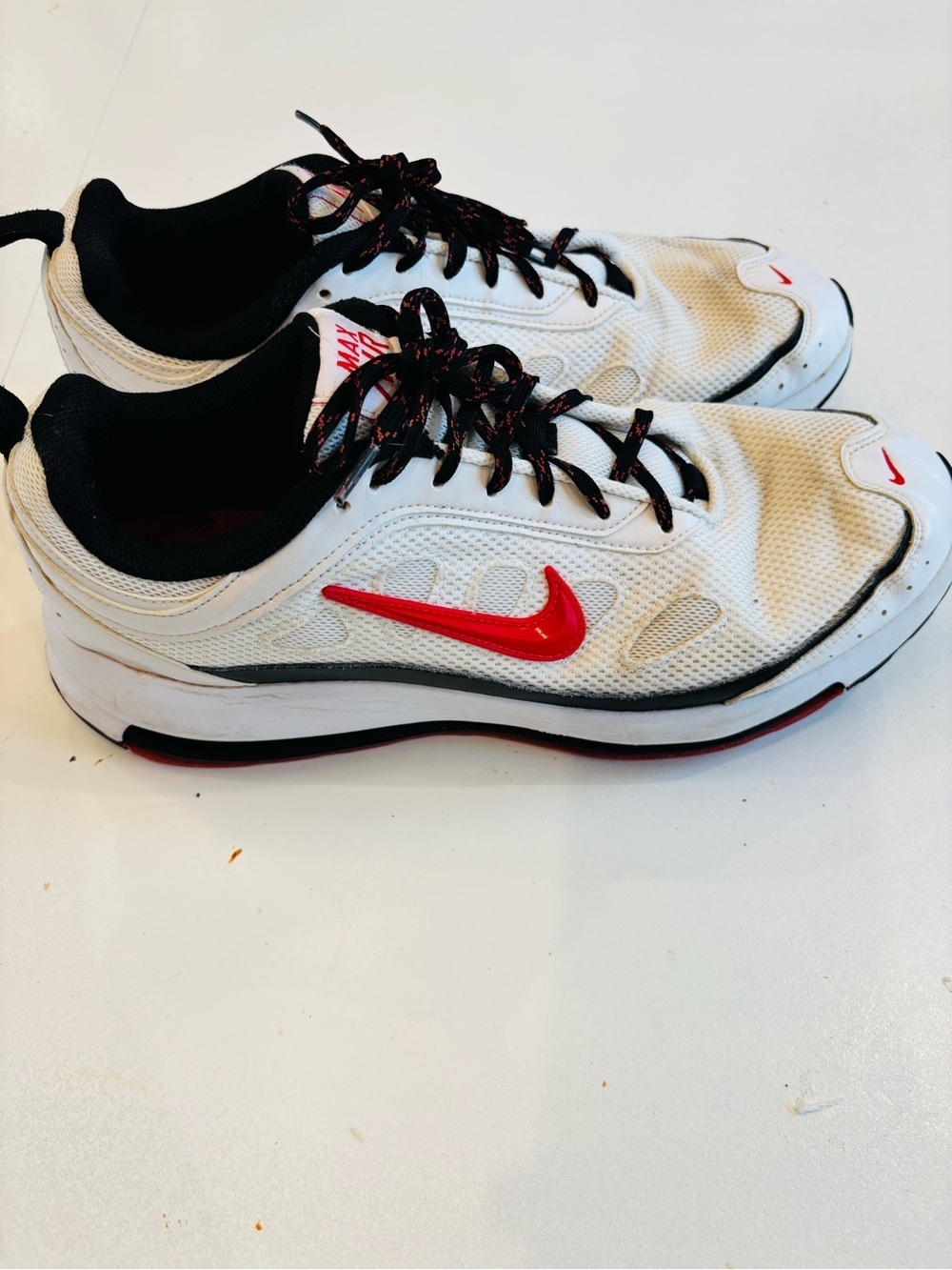 Nike Air Max AP Men’s in White and Red & Black Mesh Running Shoes size 11.5